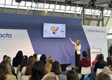 didacta: Dr. Katrin Rothmaler hält Vortrag Dr. Katrin Rothmaler zeigt Präsentation