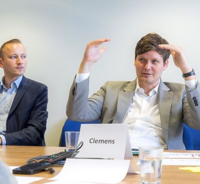 Minister Clemens gestikuliert.