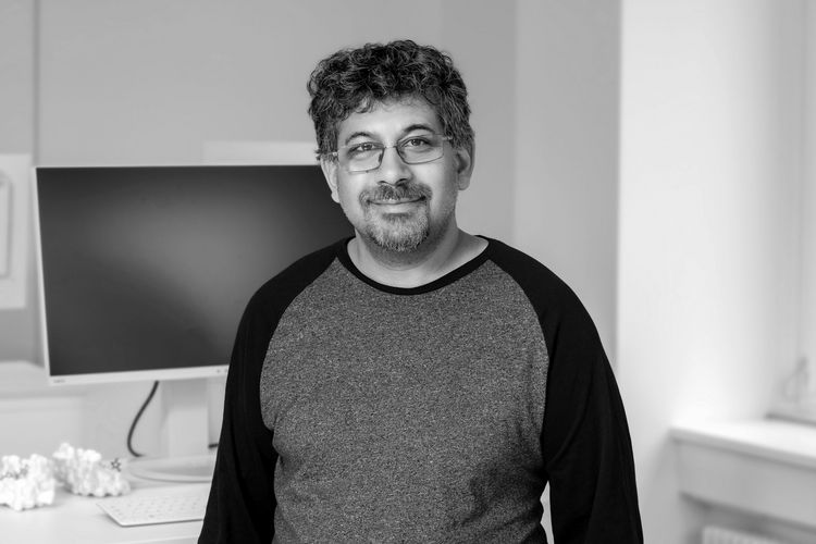 Schwarz-Weiß-Foto von Professor Sayan Mukherjee