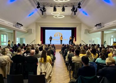 Tag der Erieher:innen in Freital Publikum bei Veranstaltung zum Tag der Erzieher:innen
